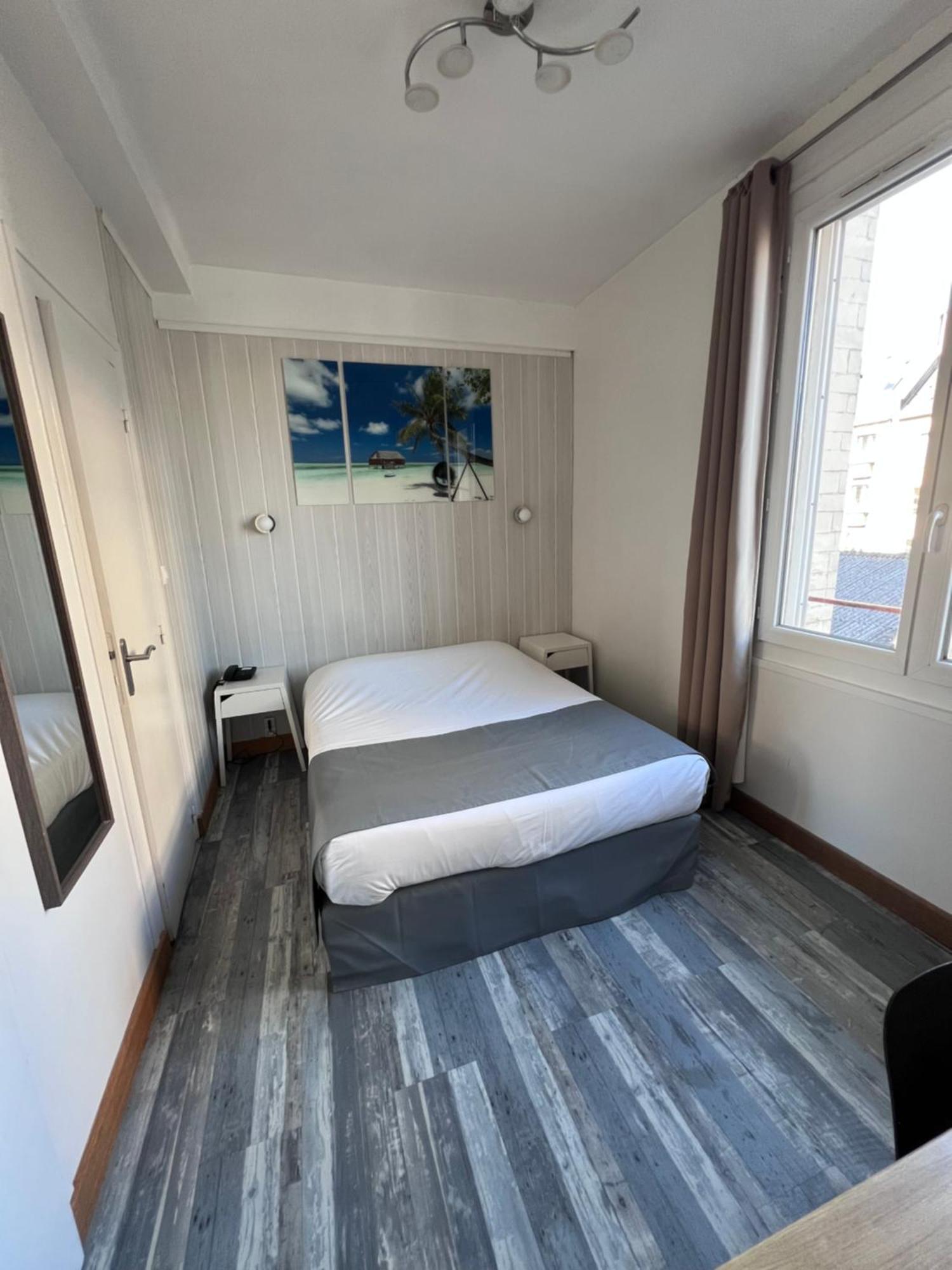 Hotel De L'Univers Caen Esterno foto